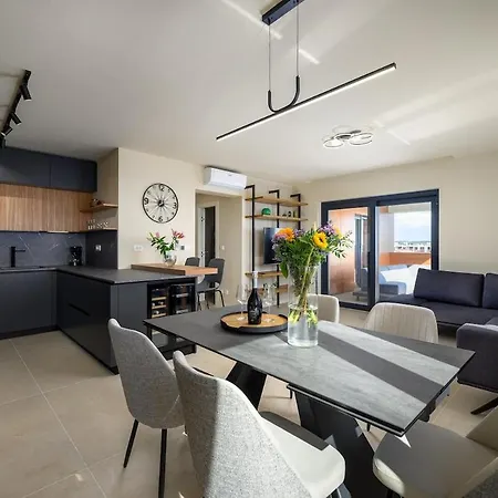 Luxury Penthouse Viki With Seaview דירה