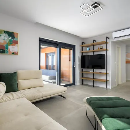 Luxury Penthouse Viki With Seaview דירה אומאג